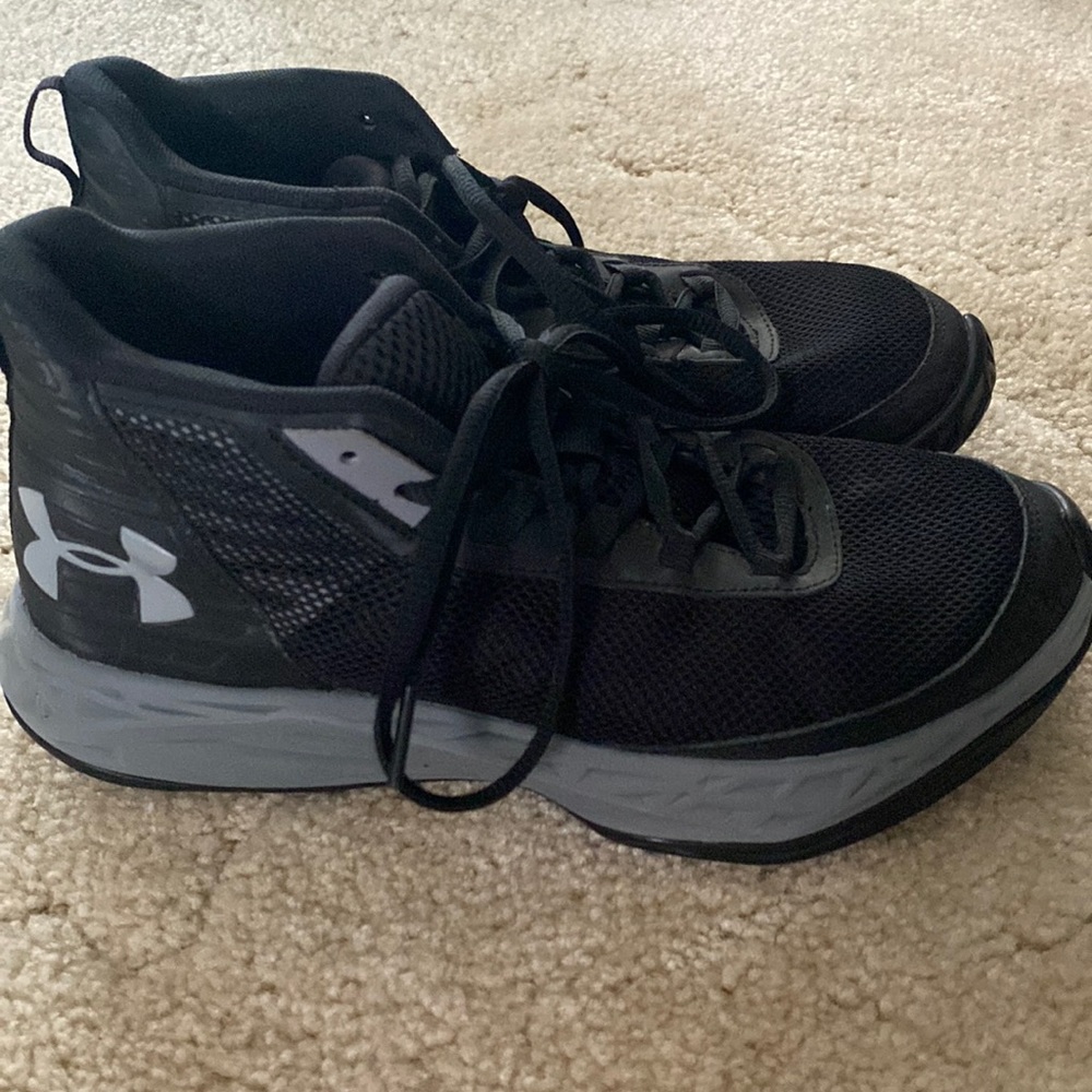 Under armour size 6 youth black basketball high top tennis shoes